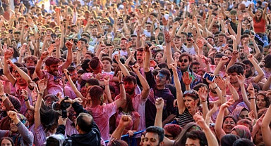 AKP'li Uşak Belediyesi 'Color Fest' Düzenledi, AKP'li Vatandaşlar Tepki Gösterdi