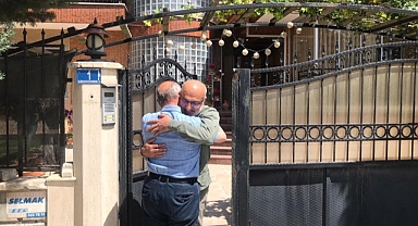 AKP'li Vekilden 'Örtünmeyen' Kadınlara 'Fahişe' Diyen Mürteci Başhekim Yardımcısına Destek Ziyareti