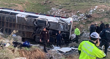 AKP Mitinginden Dönen Gençleri Taşıyan Otobüs Kaza Yaptı: 3 Kişi Hayatını Kaybetti 