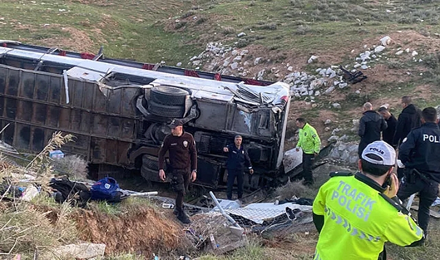 AKP Mitinginden Dönen Gençleri Taşıyan Otobüs Kaza Yaptı: 3 Kişi Hayatını Kaybetti