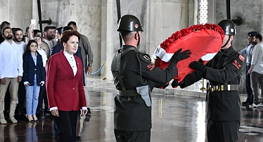Akşener, Gençlerle Beraber Anıtkabir'i Ziyaret Etti