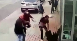 'Bayram Namazına Geç Kaldığı' Bahanesiyle Sokak Ortasında Kadına Şiddet Uygulayan Adamı Tekme Tokat Dövdüler