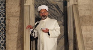 Diyanet İşleri Başkanı Ali Erbaş Bayram Namazında Hutbeyi İngilizce Verdi