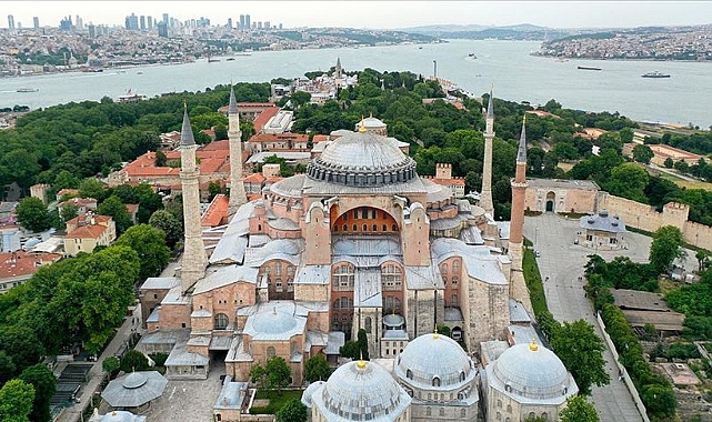 Duvarları Yenilen Ayasofya'da Duvarlara Koruma Şeridi Çekildi
