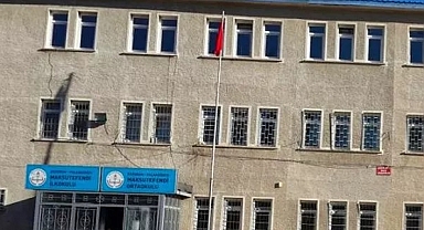 Erzurum'da Okul Müdüründen Kadın Öğretmenin Kıyafetine Müdahale: Giyiminiz Yöremize Uygun Değil, Yolda Yürüdüğünde Başına Gelmedik Kalmaz