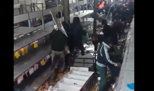 İran'da Yüksek Enflasyon ve Hayat Pahalılığına Dayanamayan Halk Sokağa İndi: Tahran'da Market Yağmalandı - Haberler - TamgaTürk
