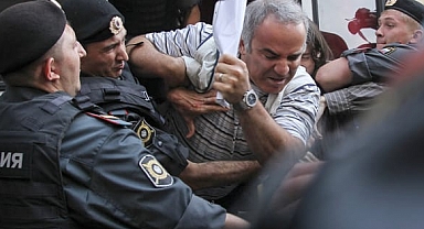 İşgalci Rusya, Efsanevi Satranç Şampiyonu Kasparov'u 'Yabancı Ajan' İlan Etti