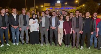 İYİ Partili Gençler Atatürk Havalimanı'nda: AKP'nin Cumhuriyet'e İhanetlerinden Yalnızca Biri