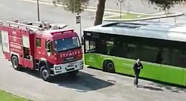 Kocaeli'nde Belediye Otobüsünün Yanında Yılan Paniği