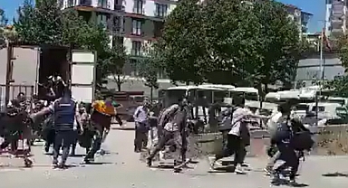 Kocaeli'nde Bir Tırdan İnen Kaçaklar Koşarak İnsanların Arasına Karıştı