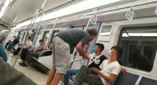 Metroda Etrafı Rahatsız Eden Sığınmacılara Bir Vatandaş Müdahale Etti 