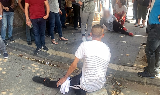 Sokakta Arkadaşıyla Yürüyen Eşini ve Arkadaşını Bacaklarından Vurdu