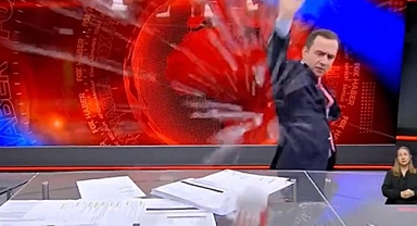 Sunucu Selçuk Tepeli Sunduğu Habere Sinirlenip Masadaki Bardağı Fırlattı