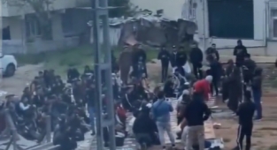 Suriyeli Kaçkınlar Türk İmamların Arkasında Namaz Kılmadı: Boş Arsada Saf Tuttular
