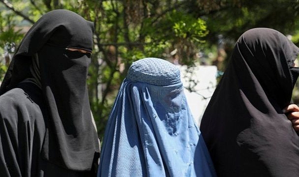 Taliban Kadınların Televizyona Yüzlerini Örtmeden Çıkmasını Yasakladı