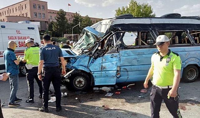 TBMM Önünde Kaza: 20 Yaralı