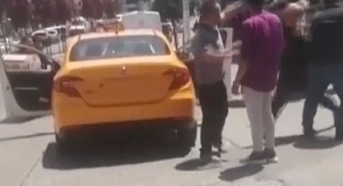 Ücreti Beğenmeyen Yolcu, Plakayı Söküp Taksiciye Saldırdı