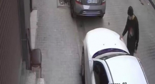 Yabancı Uyruklu Şahıs, Araçların Üstüne Cam Parçasıyla Anlaşılmayan Kelimeler Yazdı