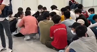 131 Kaçak Afgan Sınır Dışı Edildi: 'Atam İzindeyiz' Baskılı Tişört Giyen Kaçak Dikkat Çekti