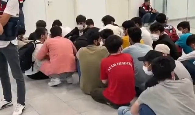 131 Kaçak Afgan Sınır Dışı Edildi: 'Atam İzindeyiz' Baskılı Tişört Giyen Kaçak Dikkat Çekti