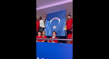 Akşener, Türkiye-Çin Voleybol Maçını Doğu Türkistan Bayrağı İle İzledi