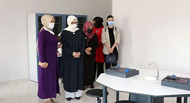Ali Erbaş'ın Eşi Seher Erbaş Çantasını Polislere Taşıttı: 'Hanımefendi' Yorulmasın