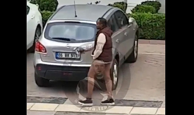 Altına Bir Şey Giymeyen Yabancı Uyruklu Bir Şahıs, Servis Bekleyen Küçük Kıza Doğru Yürüdü