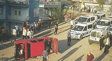 Ankara'da Bir Grup Mahalleli Kızdıkları Sürücüyü Dövüp Aracını Devirdi
