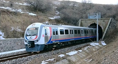 Ankara'da Yolcu Treni Koyun Sürüsüne Çarptı