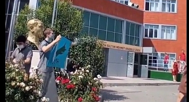 Bir Öğrenci İstiklal Marşı Okunurken Göktürk Bayrağı Açtı, Müdür Yardımcısı İstiklal Marşı'nı Yarıda Kesti