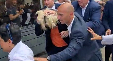 Fransa'da Le Pen'e Yumurta Atıldı