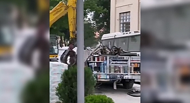 Gazi Üniversitesi'ndeki Kitap Bankosunu İş Makinesiyle Parçaladılar