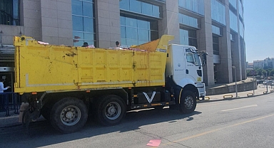 İstanbul Adliyesi'nde Dosyalar Damperli Kamyonla Taşındı: 'Bazı Dosyalar Uçtu Gitti'