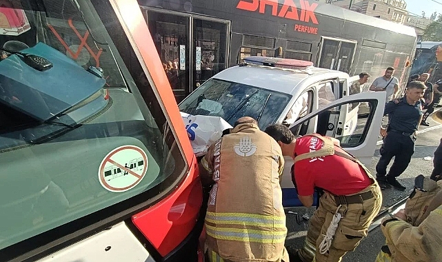 İstanbul'da Polis Otosu ve Tramvay Çarpıştı