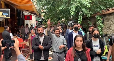 Kadıköy'de Kürtçü Bir Grup Terör Örgütü Elebaşı Öcalan'a Destek Yürüyüşü Yaptı