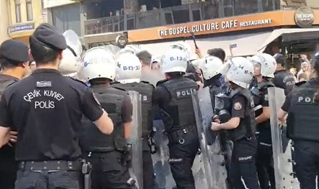 Konser Yasaklarını Protesto Eden Gençlere Polis Müdahalesi