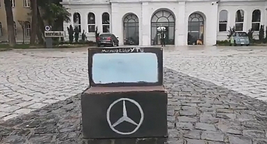 Makam Araçlarını Protesto İçin Rektörlük Önüne Maket Araba Bırakan Öğrenciye Bir Ay Uzaklaştırma Cezası