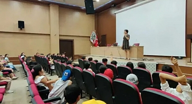 Mürteci Yazar Etek Boyu Üzerinden Hedef Alınan Avukatı ve Etkinliği Düzenleyenleri Hedef Aldı