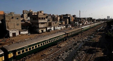 Pakistan'da 2 Çocuklu Bir Kadın Bindiği Trende Toplu Tecavüze Uğradı