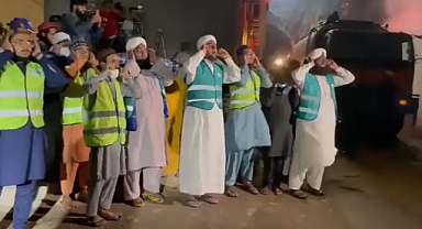 Pakistan'da Bir 'Deney': Ezan Okuyarak Yangını Söndürmeye Çalıştılar
