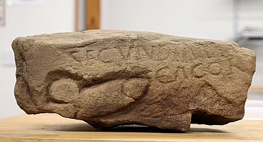 Penis Figürü Kazınan 1.700 Yıllık Oyma Kayada Küfür Yazdığı Ortaya Çıktı