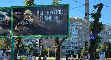 Rus Ordusu İşgal Ettiği Bölgelerde Reklam Panolarına Nazi Sloganı Yer Alan Afişler Astı