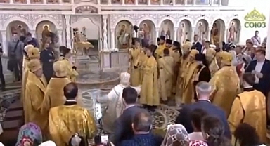 Rus Ortodoks Kilisesi Patriği Kiril, Törende Düştü
