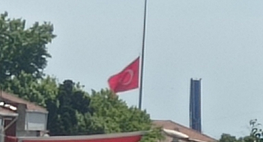 Selimiye Kışlası'nda Türk Bayrağının Yarıya İndirildiği Görüldü