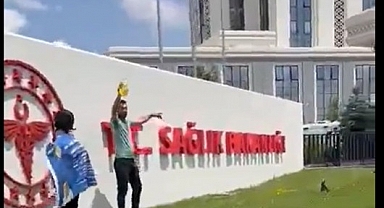 SMA Hastası Çocuğun Babası Sağlık Bakanlığı Önünde Kendini Yakmak İstedi