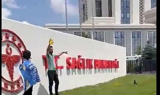 SMA Hastası Çocuğun Babası Sağlık Bakanlığı Önünde Kendini Yakmak İstedi