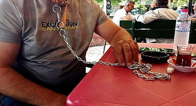 Sokakta Köpek Tasmasıyla Geziyor: Amacım Nefsimi Dizginleyip Camiye Götürmek