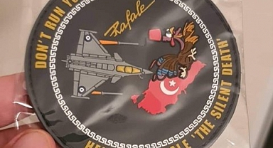 Yunan Pilotlar İçin Hazırlanan Türk Karşıtı Hakaret İçerikli Arma Tepki Çekti