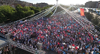 AKP İlçe Başkanlığı Yanlışlıkla DEVA Partisi Mitinginin Fotoğrafını Paylaştı