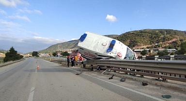 Ambulans Bariyerlere Çarptı: Hasta Öldü, 3 Sağlıkçı Yaralandı